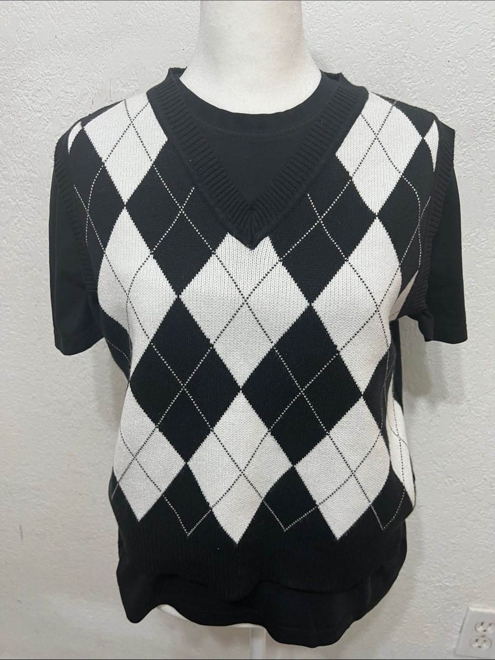 ROMWE Black & White Argyle V-Neck Sweater Vest
